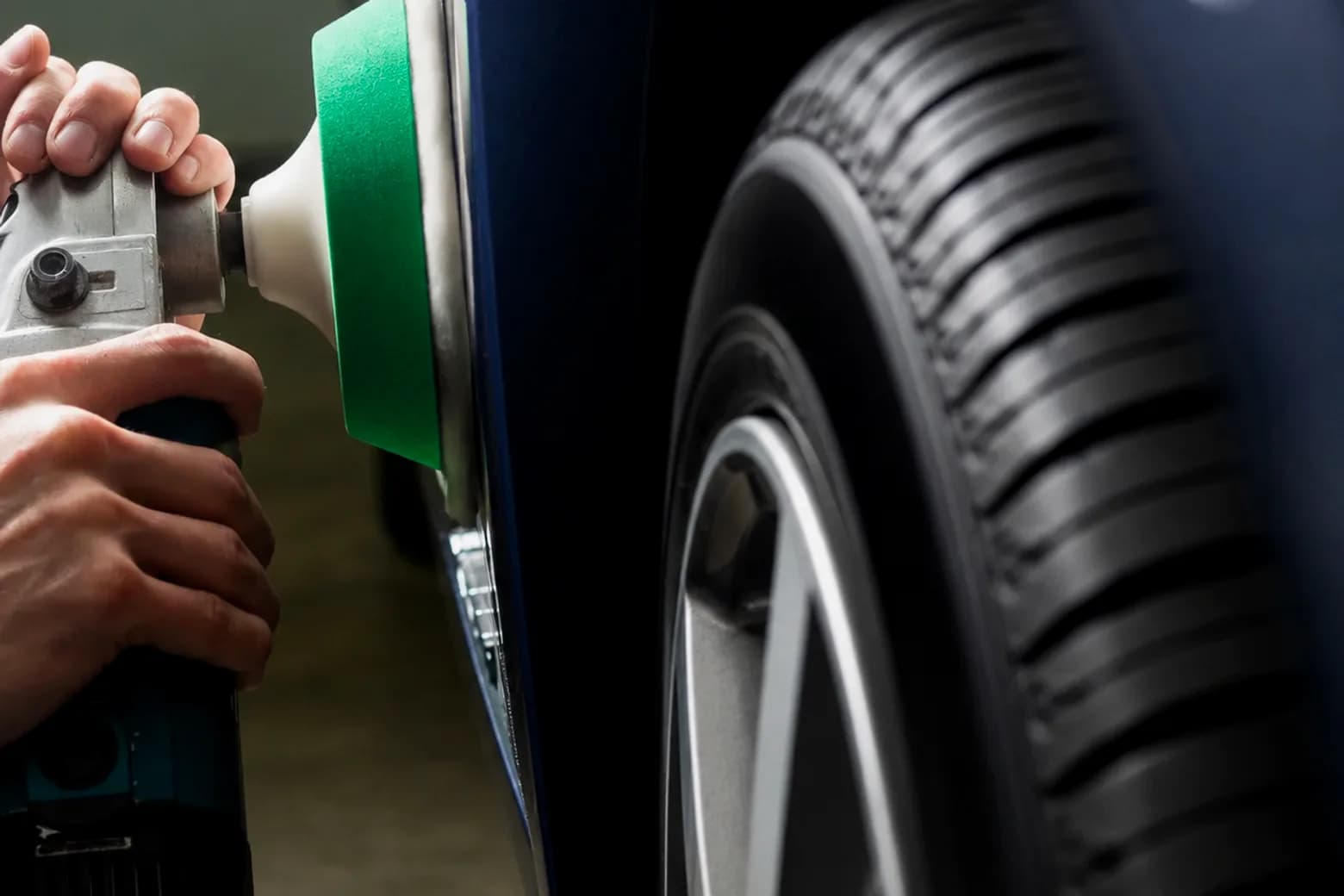 Detailing v praxi: leštění tmavě modrého laku leštičkou se zeleným kotoučem